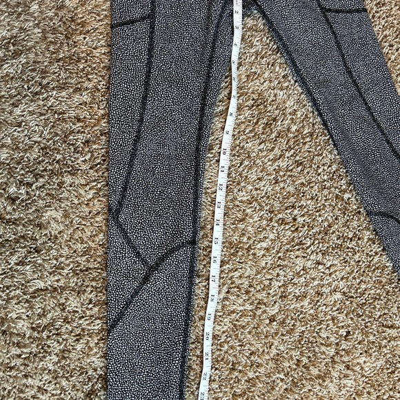 Lululemon Tight Stuff Tight II 25” Reflective Scallop Alpine White/Black Sz 4 - Picture 10 of 15